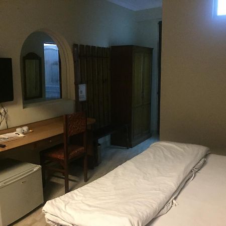 Hotel Atithi Dehradún Kültér fotó