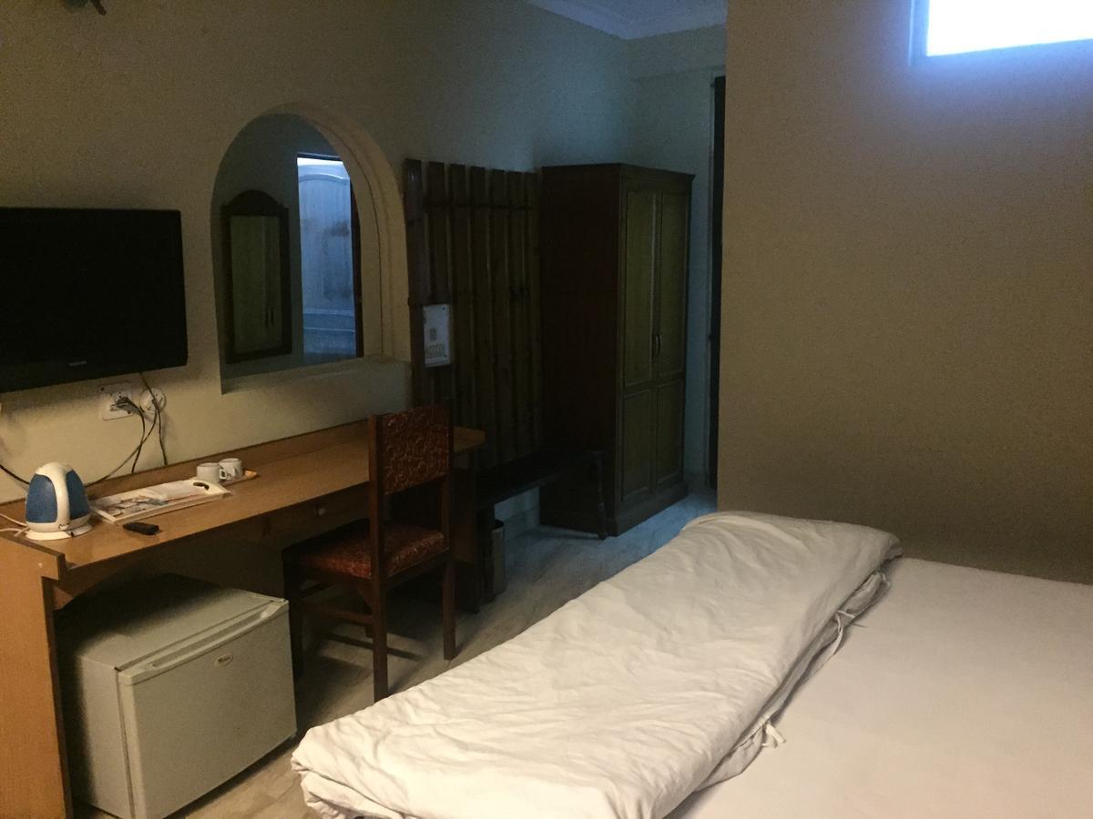 Hotel Atithi Dehradún Kültér fotó