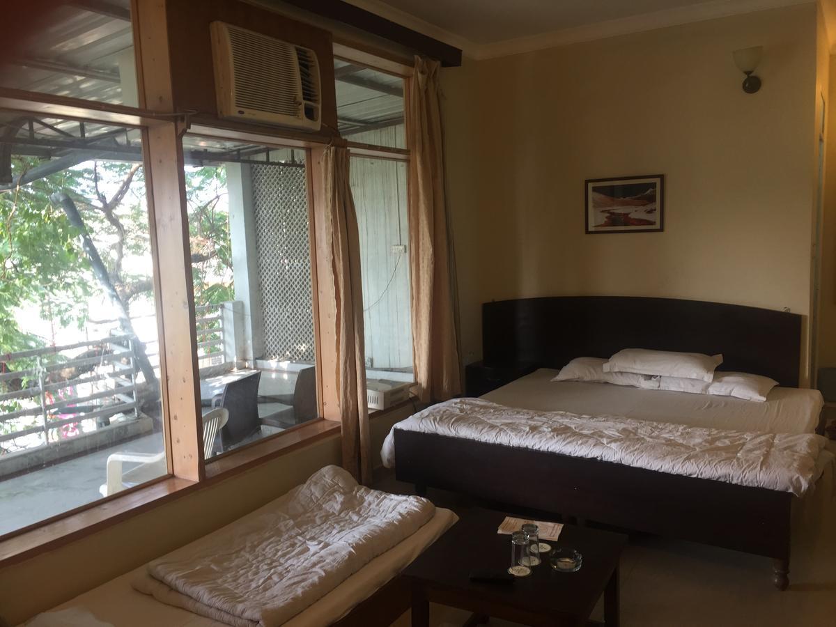 Hotel Atithi Dehradún Kültér fotó